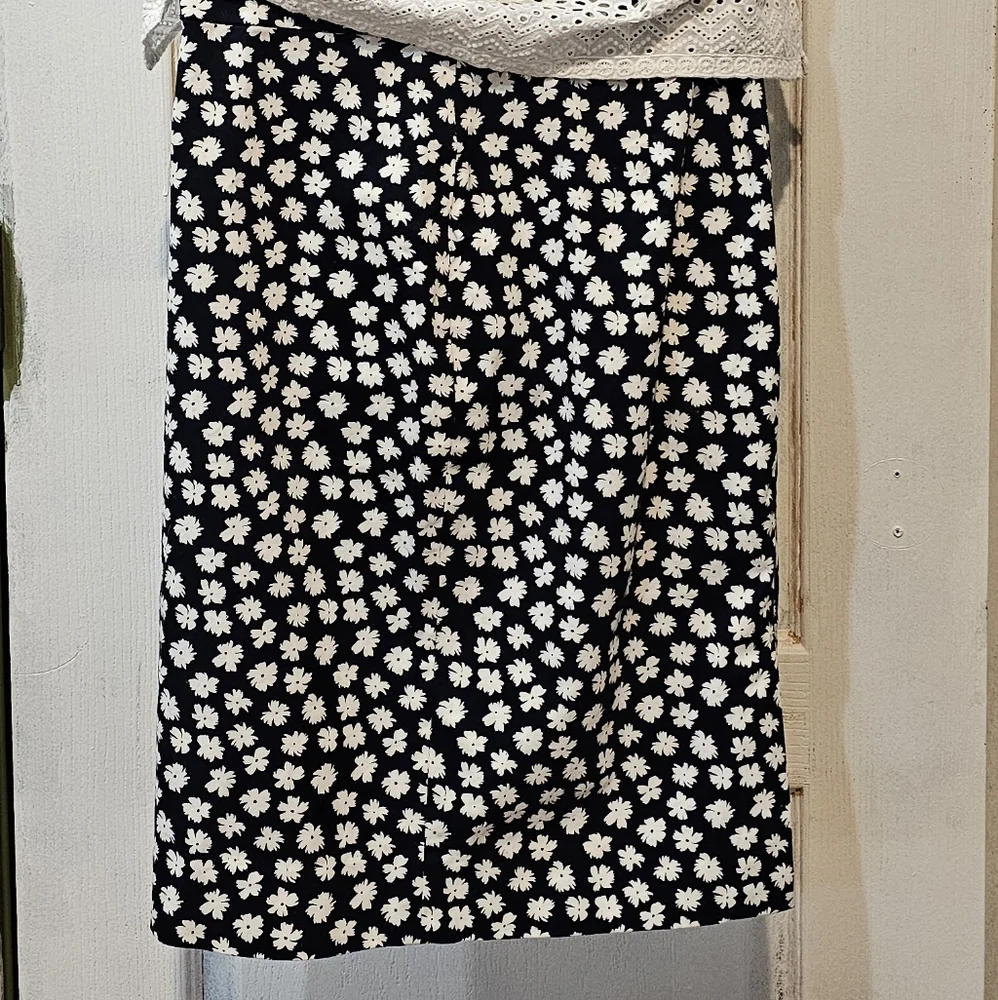 EUC J. CREW NO. 2 FLORAL SKIRT - Picture 2 of 4